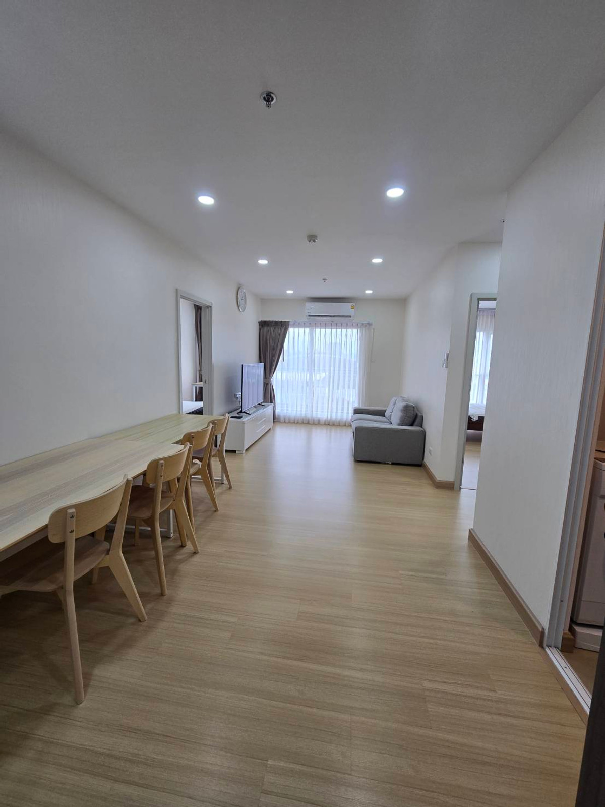 For RentCondoRamkhamhaeng, Hua Mak :  Near Rajamangala Stadium, The Mall Ramkhamhaeng, Major Hollywood Ramkhamhaeng, near famous universities within walking distance, both ABAC and Ramkhamhaeng University.