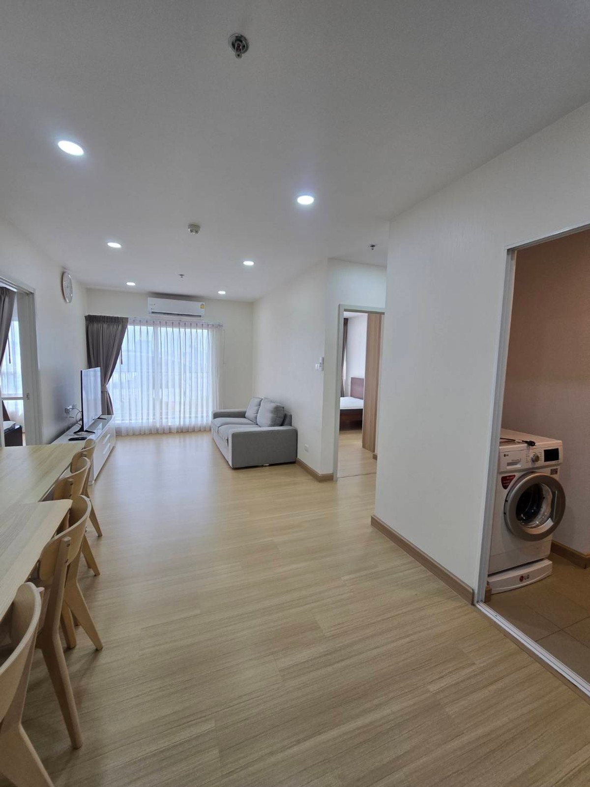 For RentCondoRamkhamhaeng, Hua Mak :  Near Rajamangala Stadium, The Mall Ramkhamhaeng, Major Hollywood Ramkhamhaeng, near famous universities within walking distance, both ABAC and Ramkhamhaeng University.