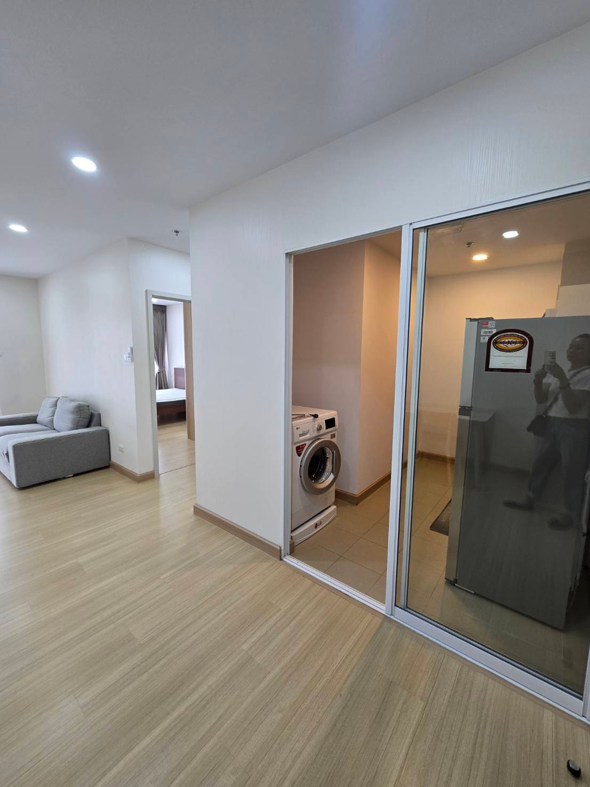 For RentCondoRamkhamhaeng, Hua Mak :  Near Rajamangala Stadium, The Mall Ramkhamhaeng, Major Hollywood Ramkhamhaeng, near famous universities within walking distance, both ABAC and Ramkhamhaeng University.