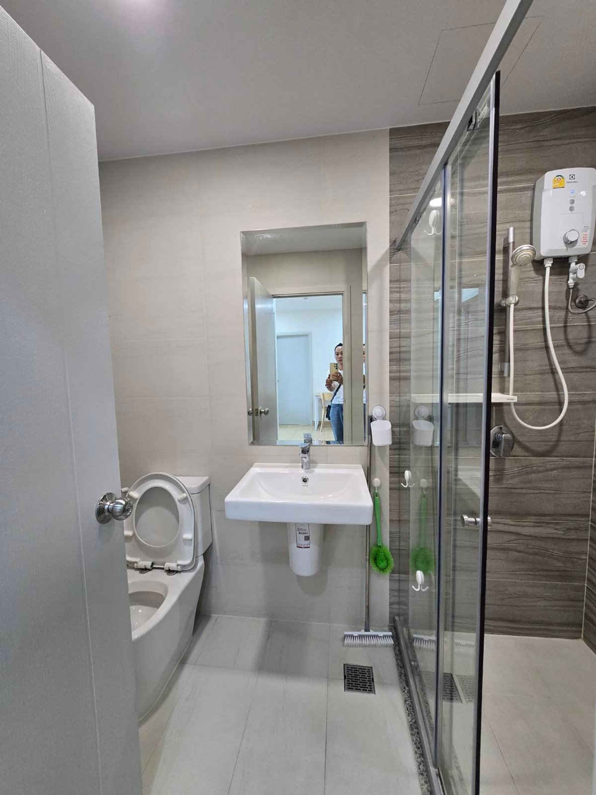 For RentCondoRamkhamhaeng, Hua Mak :  Near Rajamangala Stadium, The Mall Ramkhamhaeng, Major Hollywood Ramkhamhaeng, near famous universities within walking distance, both ABAC and Ramkhamhaeng University.