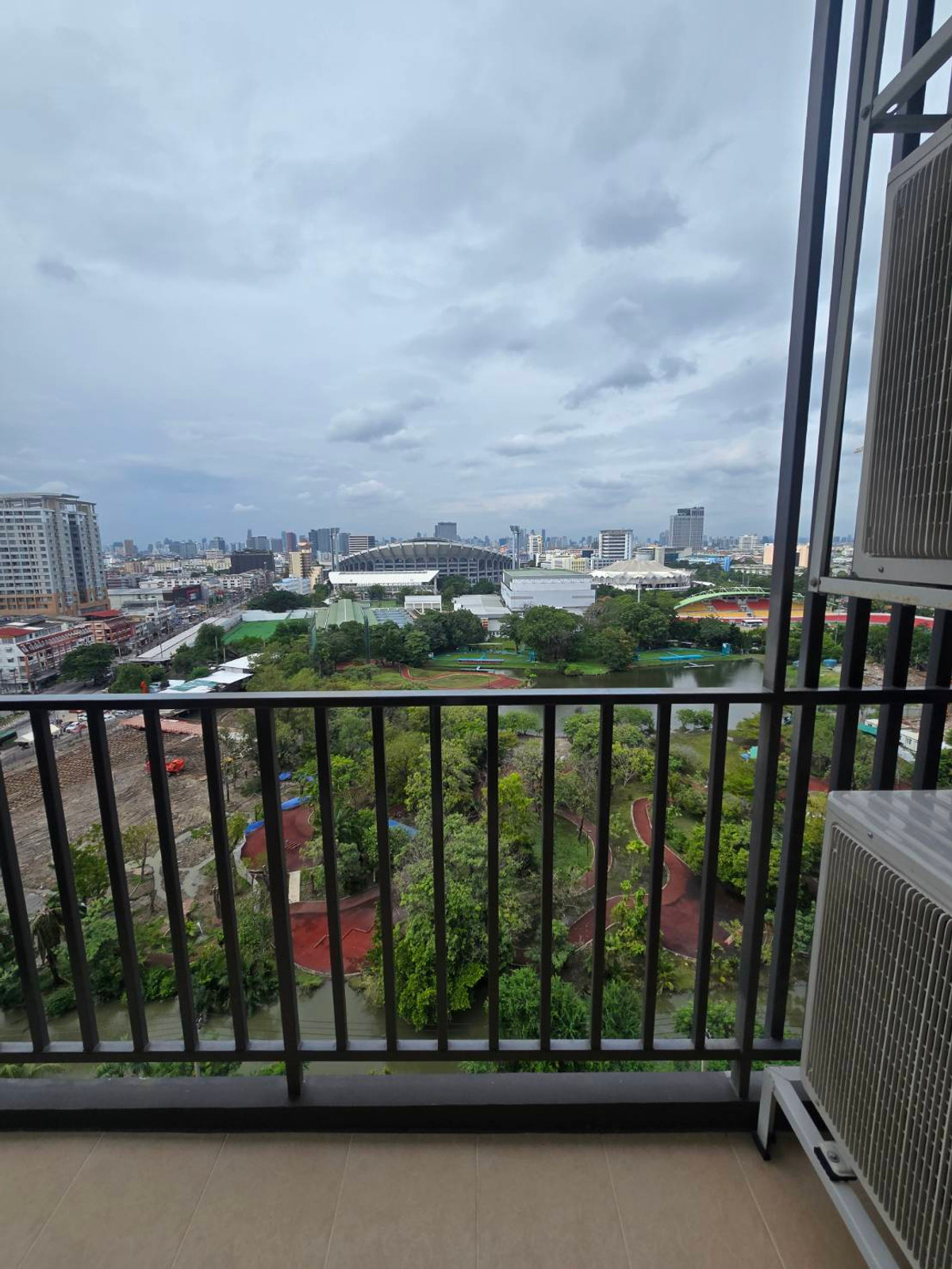 For RentCondoRamkhamhaeng, Hua Mak :  Near Rajamangala Stadium, The Mall Ramkhamhaeng, Major Hollywood Ramkhamhaeng, near famous universities within walking distance, both ABAC and Ramkhamhaeng University.