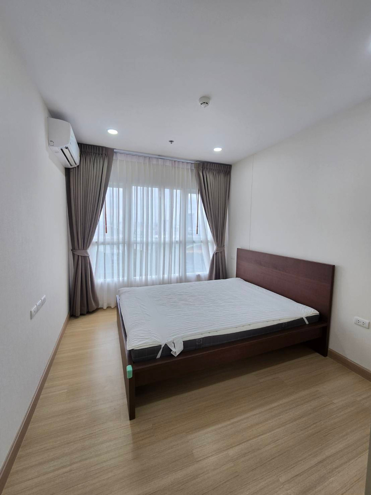 For RentCondoRamkhamhaeng, Hua Mak :  Near Rajamangala Stadium, The Mall Ramkhamhaeng, Major Hollywood Ramkhamhaeng, near famous universities within walking distance, both ABAC and Ramkhamhaeng University.