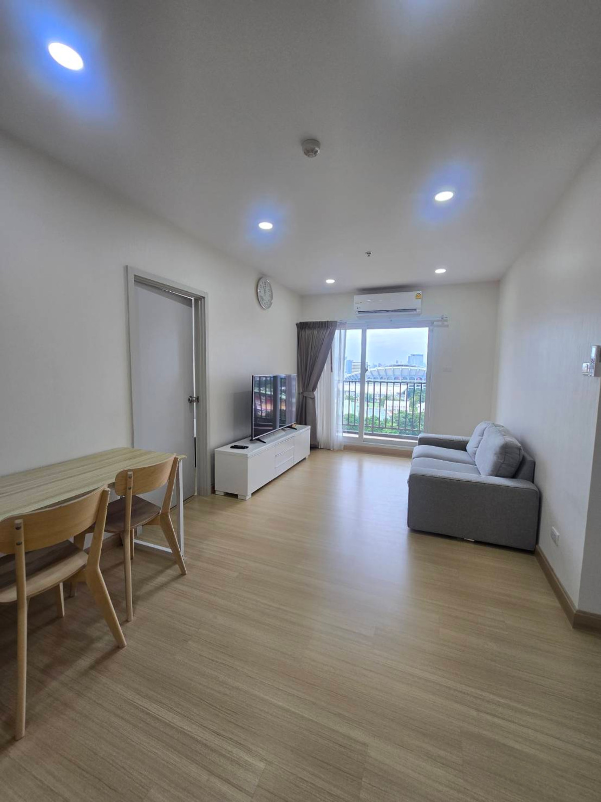 For RentCondoRamkhamhaeng, Hua Mak :  Near Rajamangala Stadium, The Mall Ramkhamhaeng, Major Hollywood Ramkhamhaeng, near famous universities within walking distance, both ABAC and Ramkhamhaeng University.