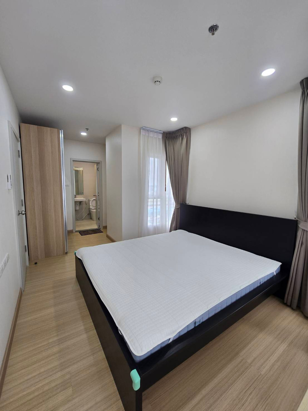 For RentCondoRamkhamhaeng, Hua Mak :  Near Rajamangala Stadium, The Mall Ramkhamhaeng, Major Hollywood Ramkhamhaeng, near famous universities within walking distance, both ABAC and Ramkhamhaeng University.