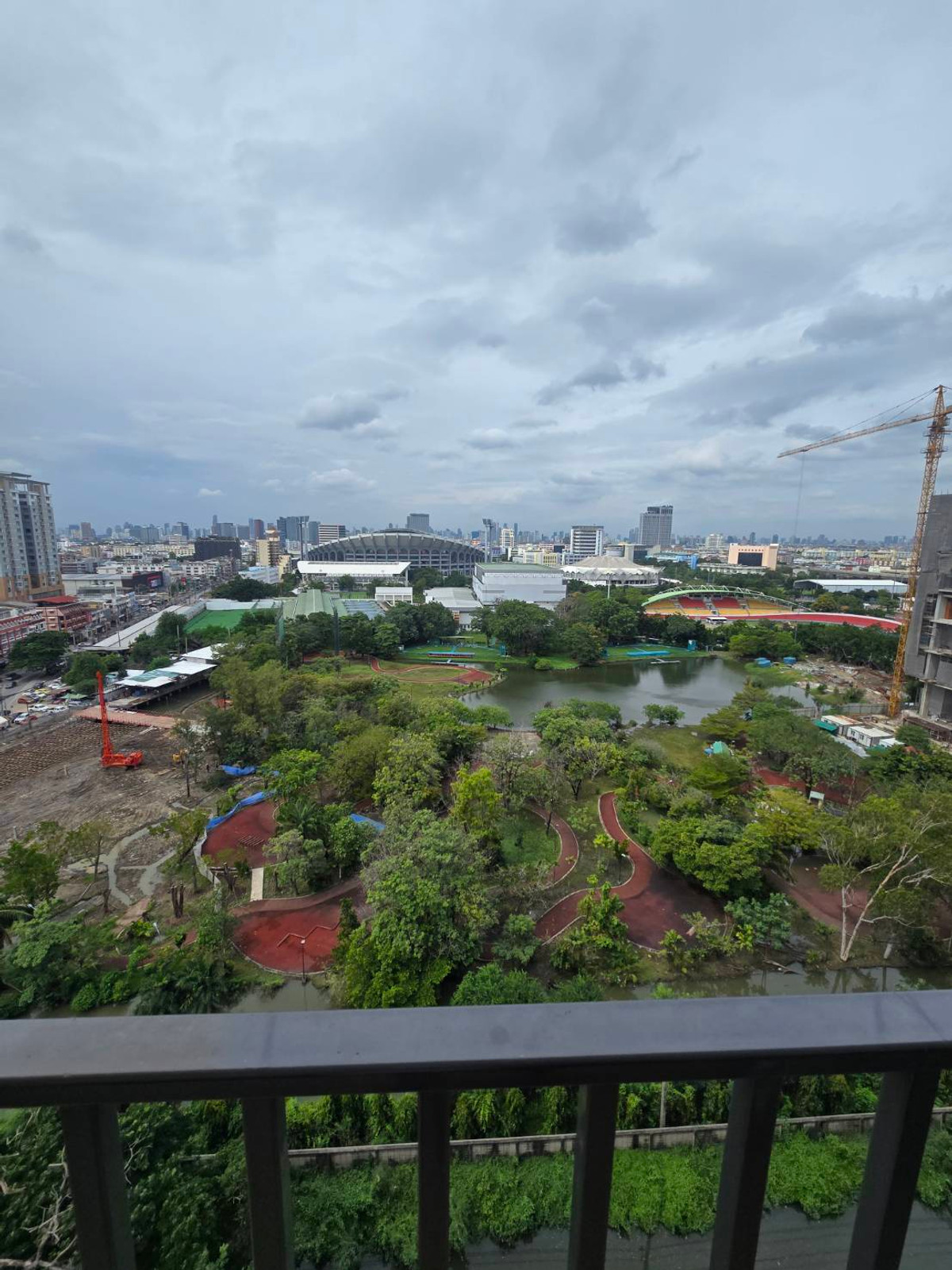 For RentCondoRamkhamhaeng, Hua Mak :  Near Rajamangala Stadium, The Mall Ramkhamhaeng, Major Hollywood Ramkhamhaeng, near famous universities within walking distance, both ABAC and Ramkhamhaeng University.