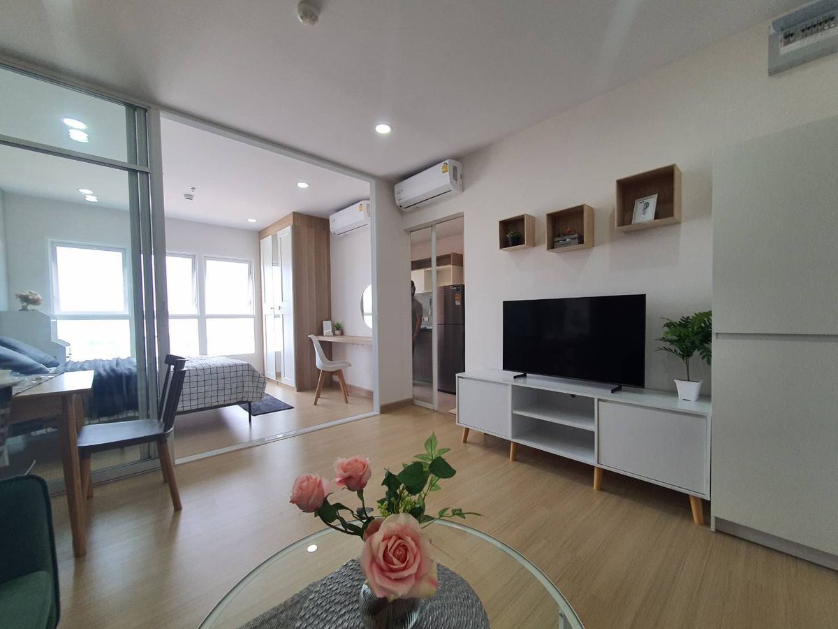 For RentCondoRamkhamhaeng, Hua Mak : Near Rajamangala Stadium, The Mall Ramkhamhaeng, Major Hollywood Ramkhamhaeng, near famous universities within walking distance, both ABAC and Ramkhamhaeng University.