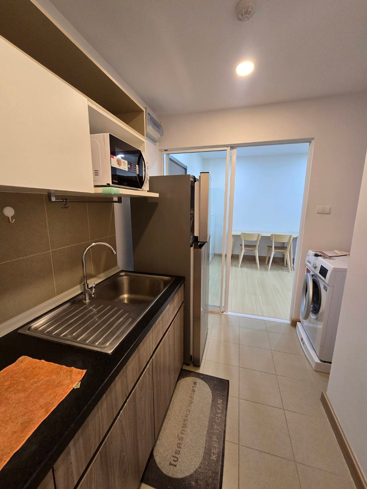 For RentCondoRamkhamhaeng, Hua Mak :  Near Rajamangala Stadium, The Mall Ramkhamhaeng, Major Hollywood Ramkhamhaeng, near famous universities within walking distance, both ABAC and Ramkhamhaeng University.