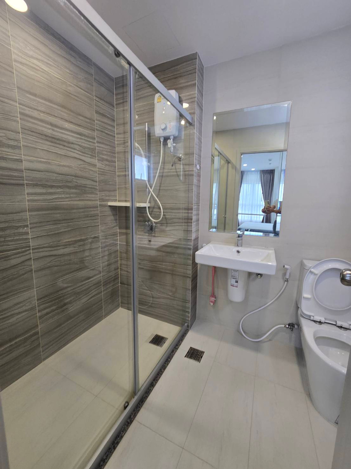 For RentCondoRamkhamhaeng, Hua Mak :  Near Rajamangala Stadium, The Mall Ramkhamhaeng, Major Hollywood Ramkhamhaeng, near famous universities within walking distance, both ABAC and Ramkhamhaeng University.