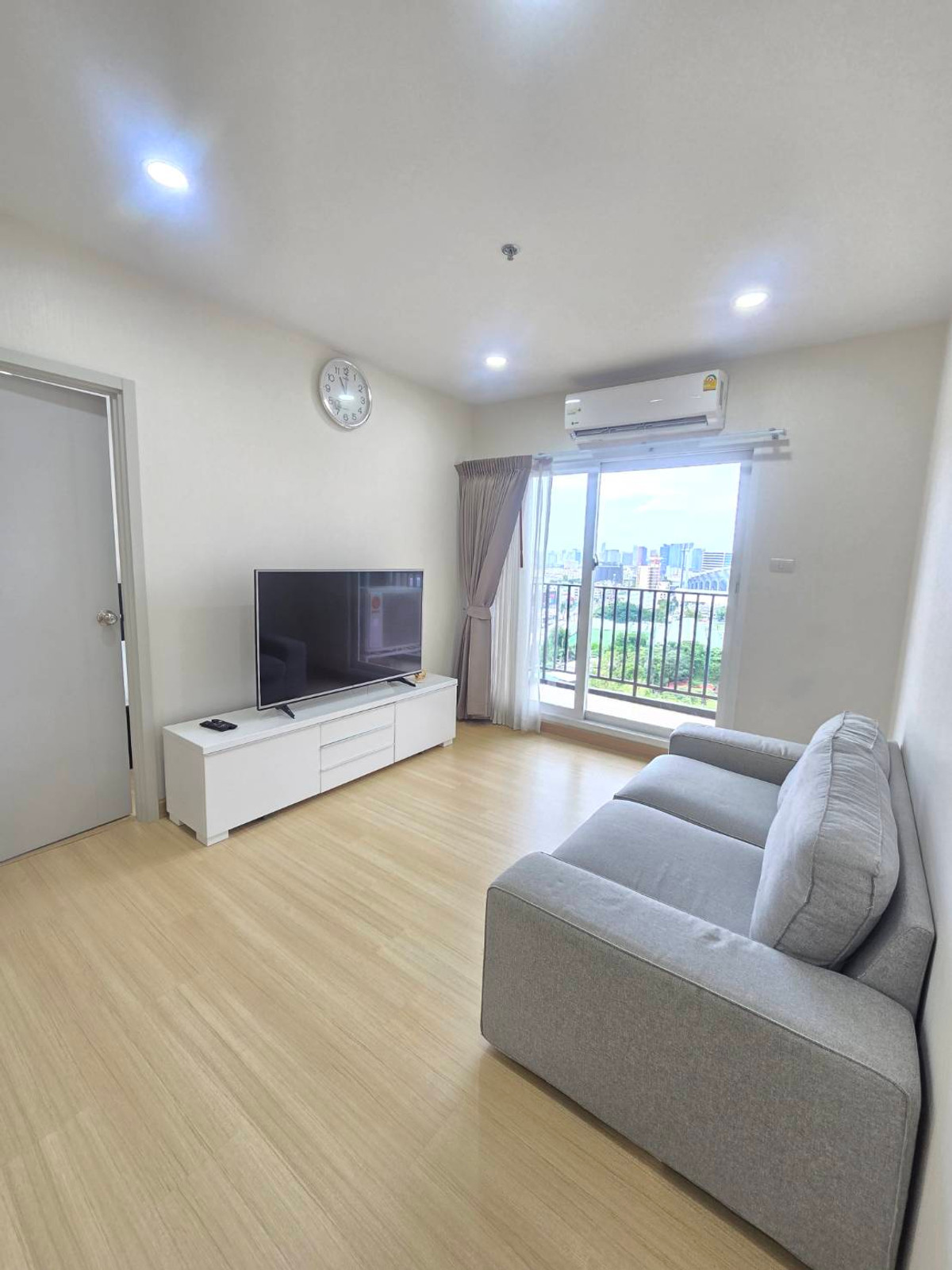 For RentCondoRamkhamhaeng, Hua Mak :  Near Rajamangala Stadium, The Mall Ramkhamhaeng, Major Hollywood Ramkhamhaeng, near famous universities within walking distance, both ABAC and Ramkhamhaeng University.