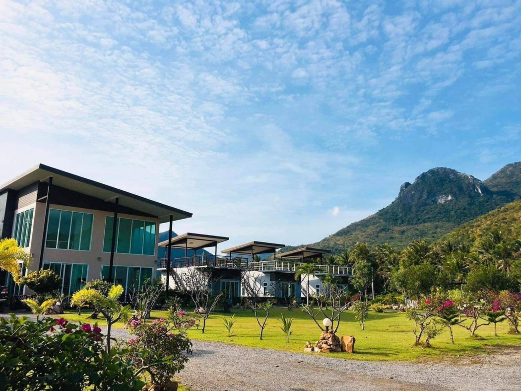 For SaleHouseHuahin, Prachuap Khiri Khan, Pran Buri : Land for sale with a vacation home, 5-3-92 rai, mountain view, near Sam Roi Yod Beach, Prachuap Khiri Khan