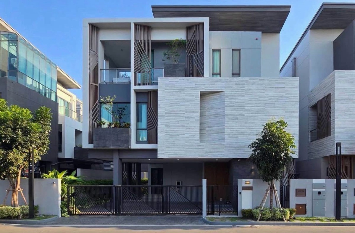 ให้เช่าบ้านพัฒนาการ ศรีนครินทร์ : บ้านเดี่ยวหรูบรรยากาศส่วนตัว ใกล้ทองหล่อ เหมาะสำหรับการอยู่อาศัยระดับครอบครัว