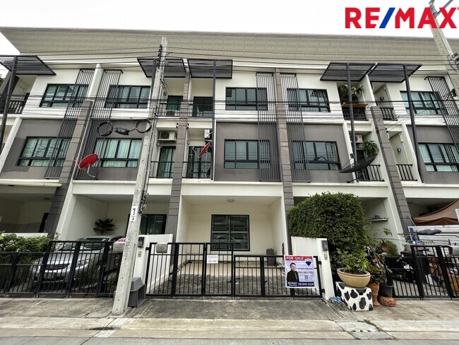 For SaleTownhomeRathburana, Suksawat : 3-storey townhome for sale, Thung Khru, Casa City Village, Pracha Uthit 90 Quality projects from Q House