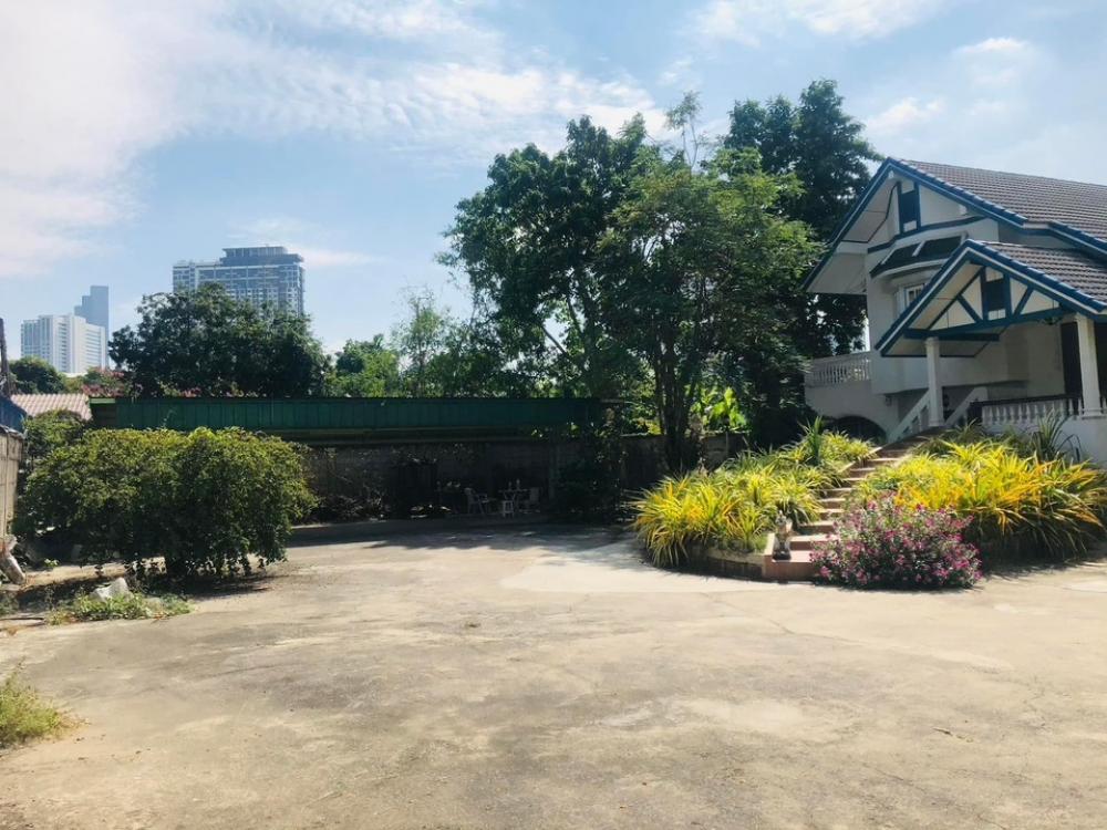 For RentHouseWongwianyai, Charoennakor : House for rent, making a restaurant or living near ICON SIAM, size 300 sq m.