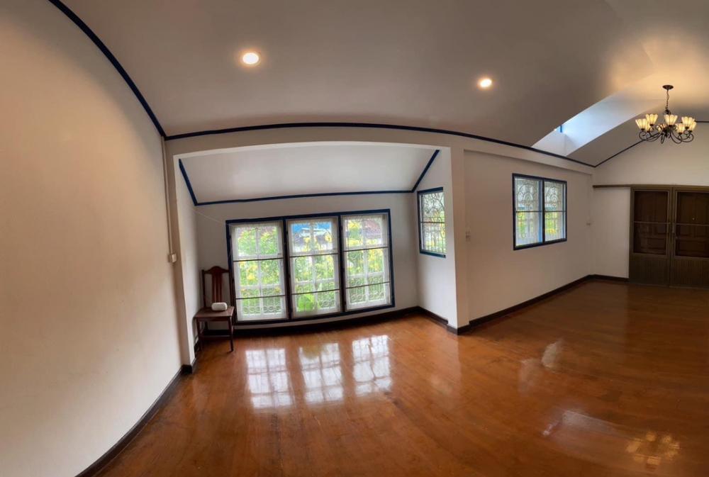 For RentHouseWongwianyai, Charoennakor : House for rent, making a restaurant or living near ICON SIAM, size 300 sq m.