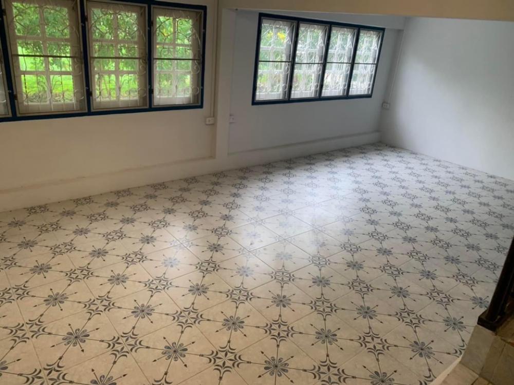 For RentHouseWongwianyai, Charoennakor : House for rent, making a restaurant or living near ICON SIAM, size 300 sq m.