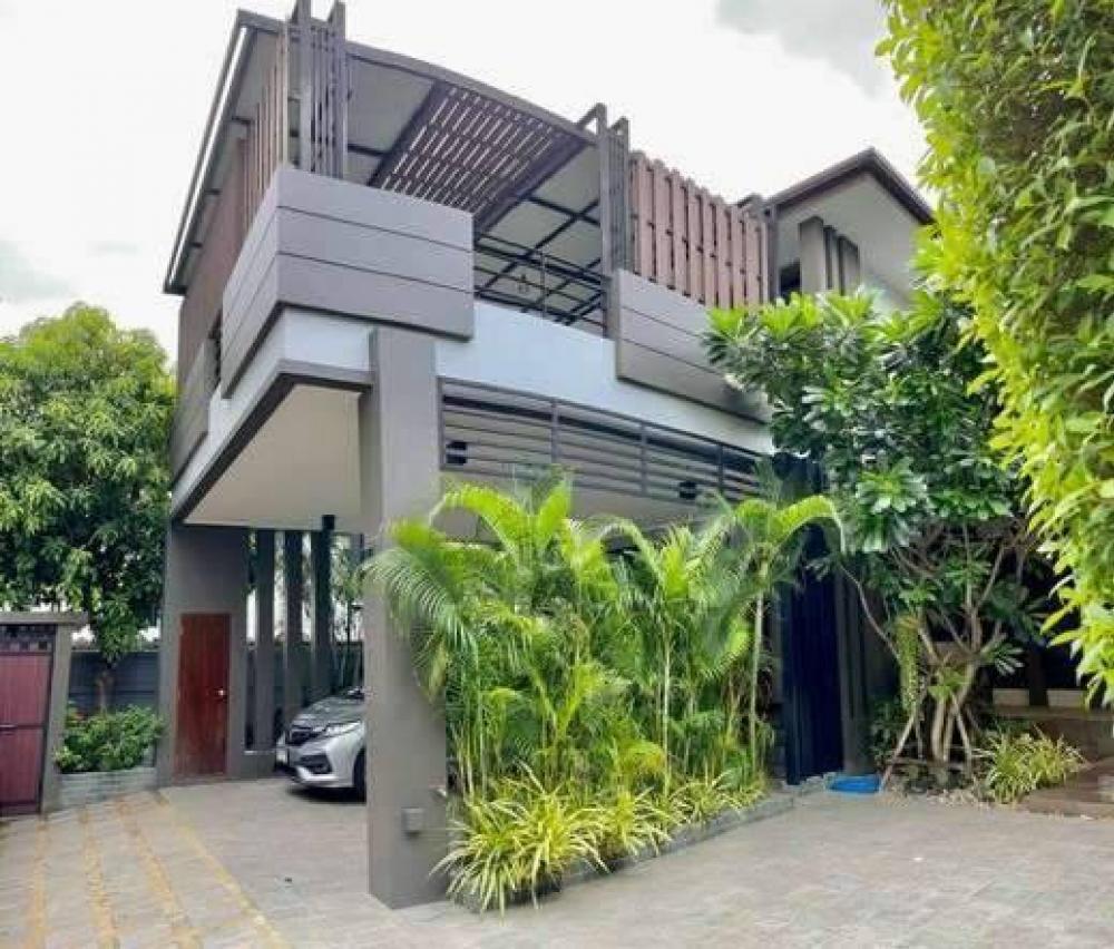 ให้เช่าบ้านอ่อนนุช อุดมสุข : For rent Single house 2-storey  4 bedrooms 121 sqwa in Sukhumvit 71 with a private swimming pool.