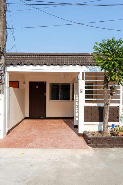 ขายทาวน์โฮมเชียงใหม่ : ขาย เช่า ต่ำกว่าราคาประเมิน ทาวส์เฮาส์ ชั้นเดียว พื้นที่ 20 ตารางวา จอดรถได้ 1 คัน ถนนมหิดล ซอย 1 (ALP-C-2003005)