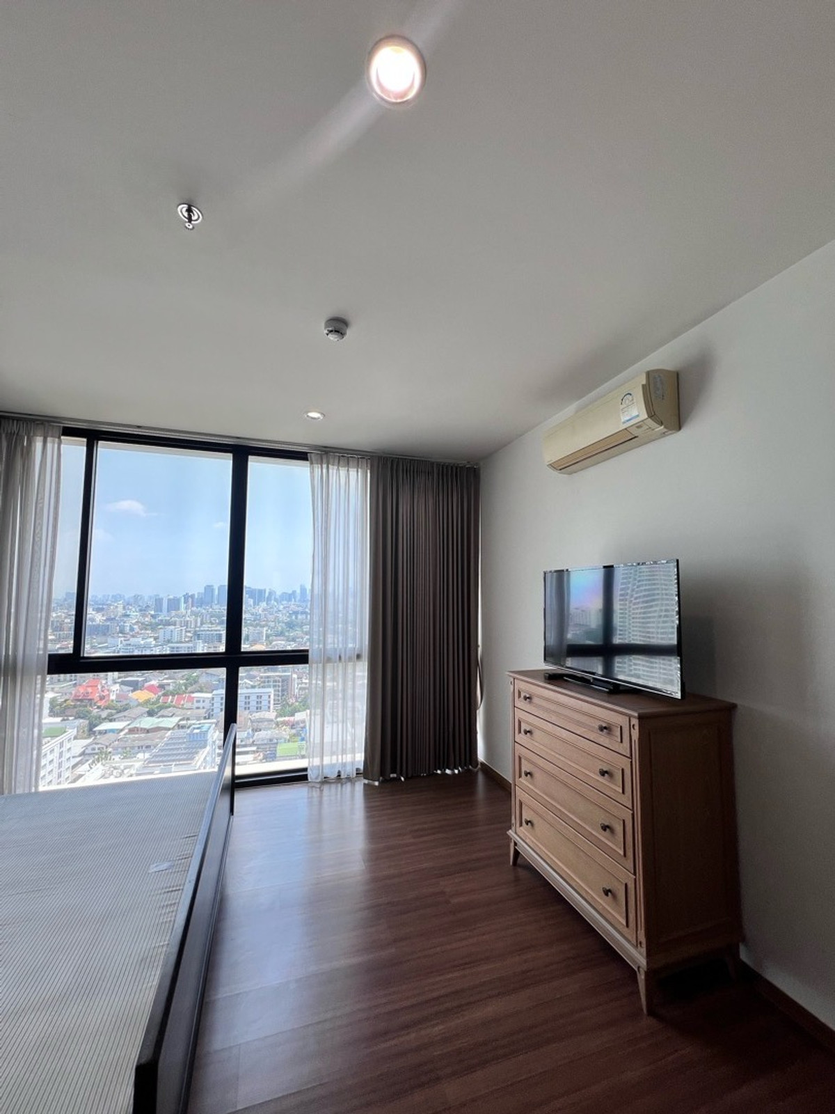 For SaleCondoLadprao, Central Ladprao : 📍Condo for sale The Issara Ladprao 1 bedroom, 1 bathroom, size 52 sq m., price 5.29 MB, beautiful room, high floor, unblocked view, in the heart of Lat Phrao ☎️ 088-753-2858 Prai