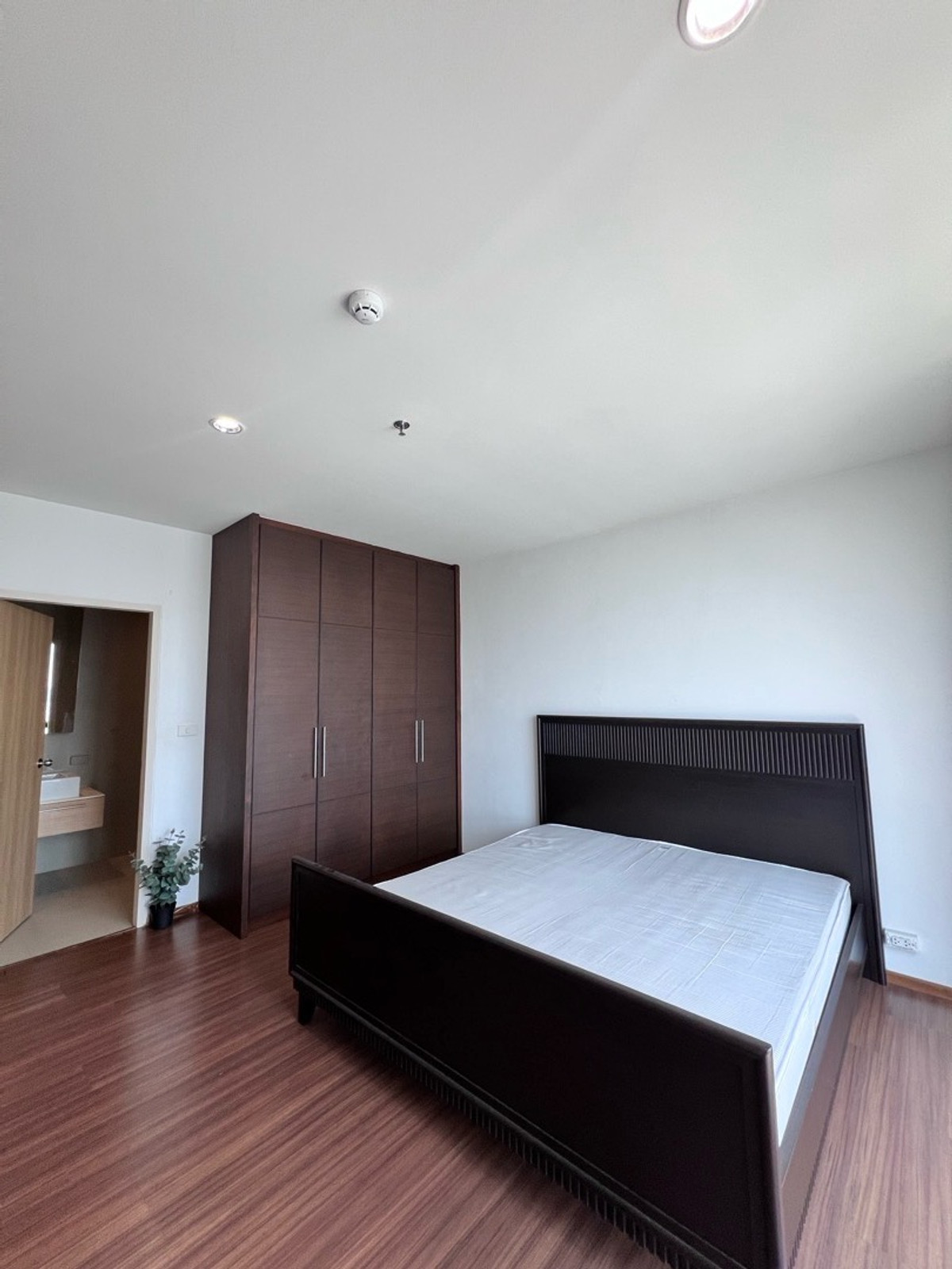 For SaleCondoLadprao, Central Ladprao : 📍Condo for sale The Issara Ladprao 1 bedroom, 1 bathroom, size 52 sq m., price 5.29 MB, beautiful room, high floor, unblocked view, in the heart of Lat Phrao ☎️ 088-753-2858 Prai
