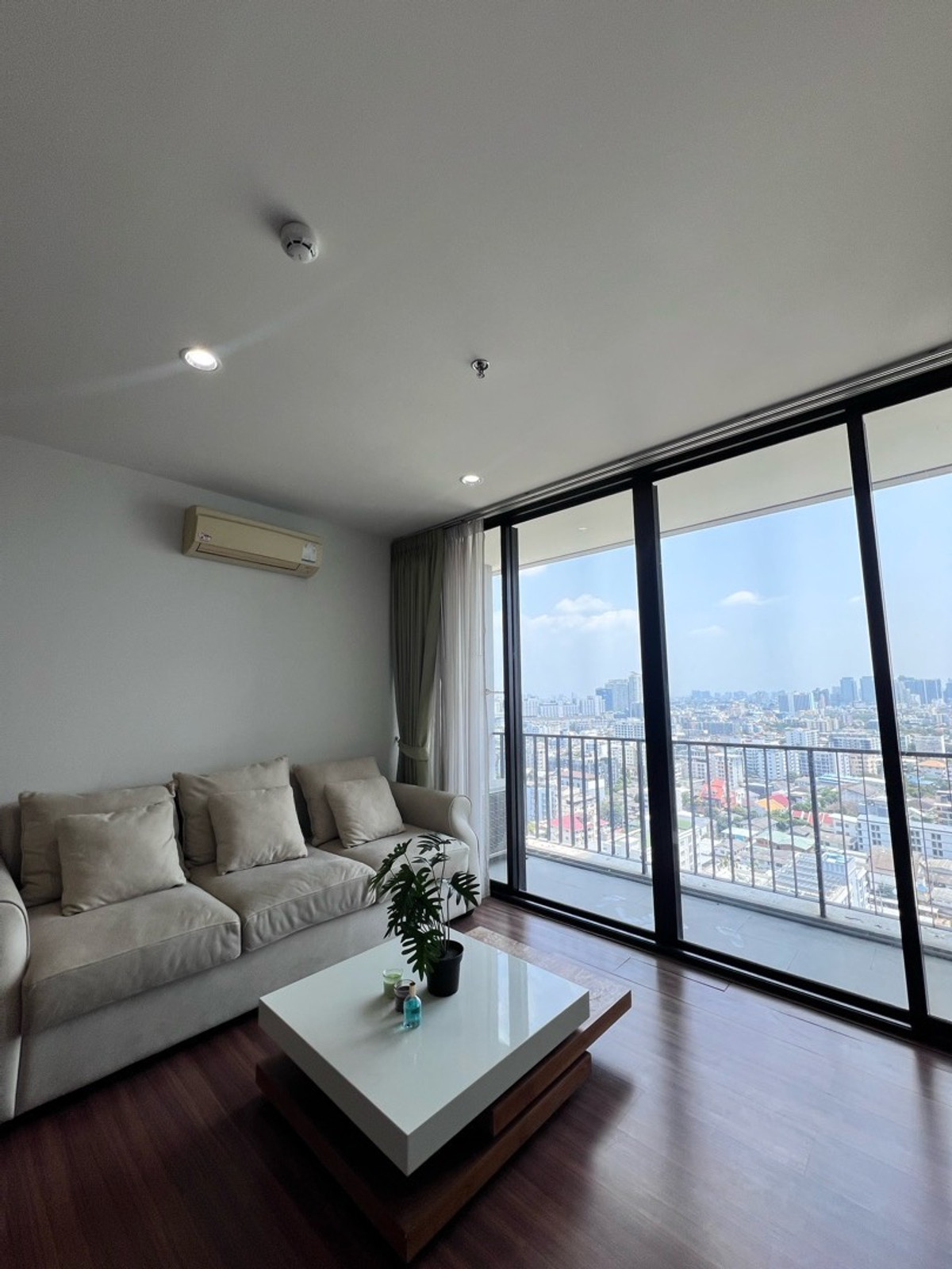 For SaleCondoLadprao, Central Ladprao : 📍Condo for sale The Issara Ladprao 1 bedroom, 1 bathroom, size 52 sq m., price 5.29 MB, beautiful room, high floor, unblocked view, in the heart of Lat Phrao ☎️ 088-753-2858 Prai