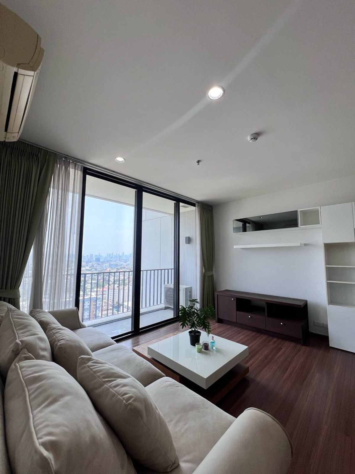 For SaleCondoLadprao, Central Ladprao : 📍Condo for sale The Issara Ladprao 1 bedroom, 1 bathroom, size 52 sq m., price 5.29 MB, beautiful room, high floor, unblocked view, in the heart of Lat Phrao ☎️ 088-753-2858 Prai