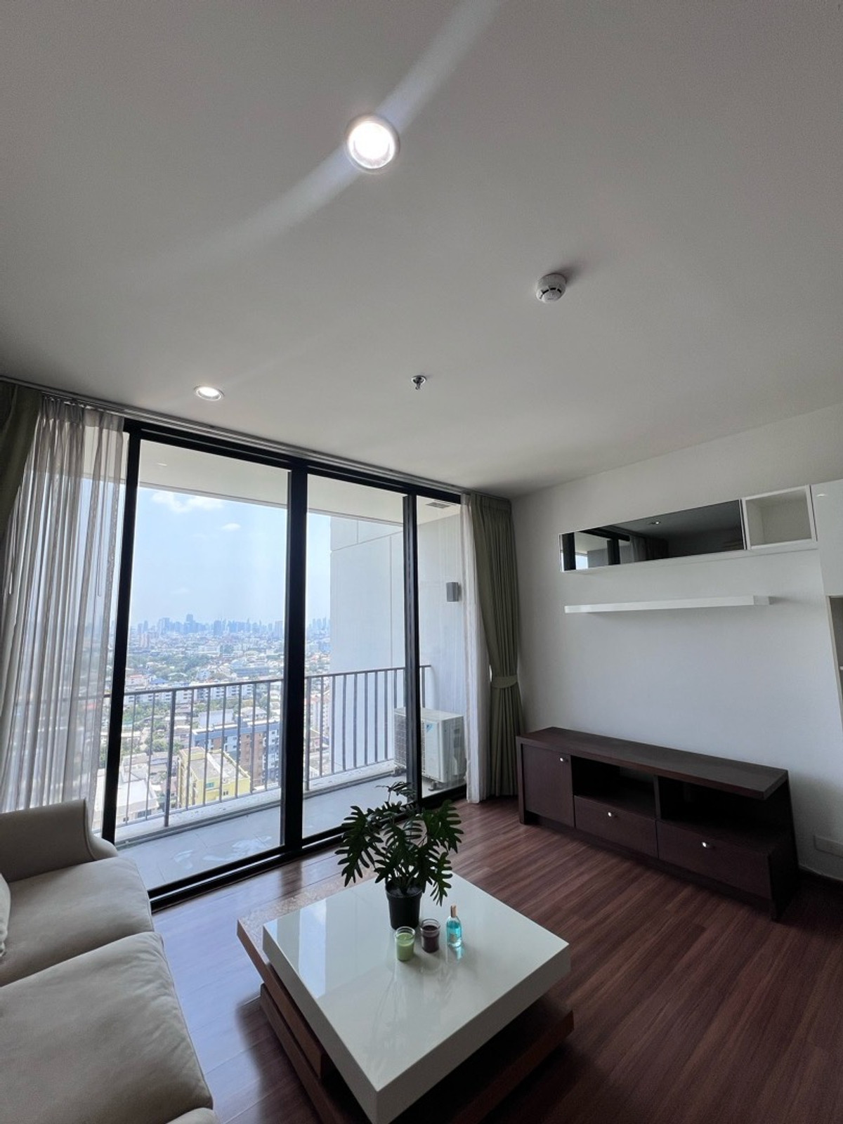 For SaleCondoLadprao, Central Ladprao : 📍Condo for sale The Issara Ladprao 1 bedroom, 1 bathroom, size 52 sq m., price 5.29 MB, beautiful room, high floor, unblocked view, in the heart of Lat Phrao ☎️ 088-753-2858 Prai