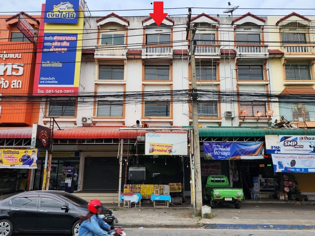For SaleShop HouseMahachai Samut Sakhon : Selling a 4-storey commercial building, half 16 sq m., next to Sethakit 1 Road, near the Krathumbaen intersection, only 200 meters