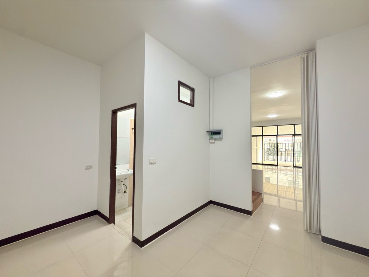 For RentShop HousePattanakan, Srinakarin : Rent a commercial building, 1 unit, Phatthanakan 20, only 20,000