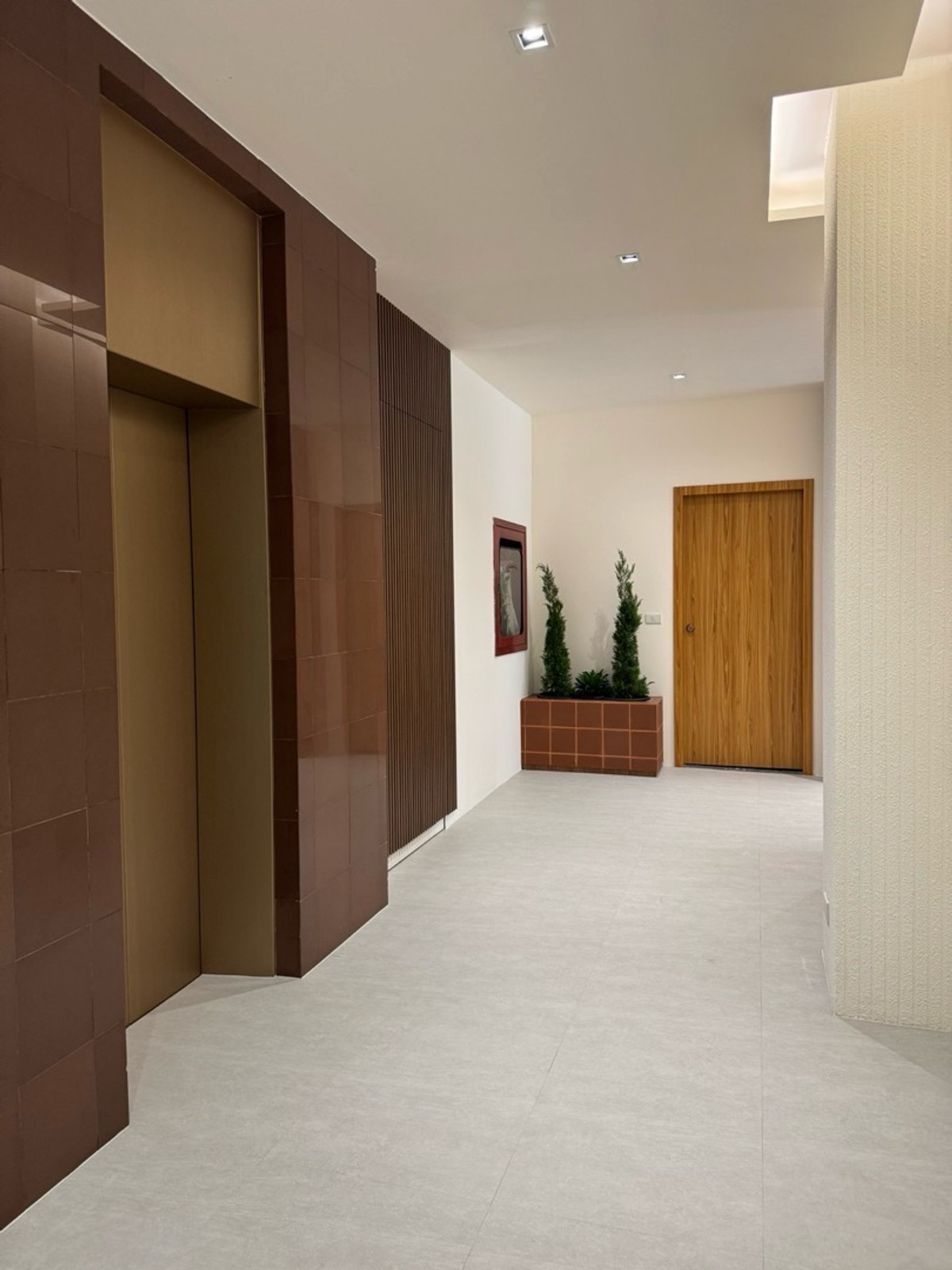 Office space, showroom, next to the main road, Ramkhamhaeng 81, starting at 350 baht / sq m, supporting parking for 200 cars, next to the Orange Line subway, SAT Station, 200 meters Loading...