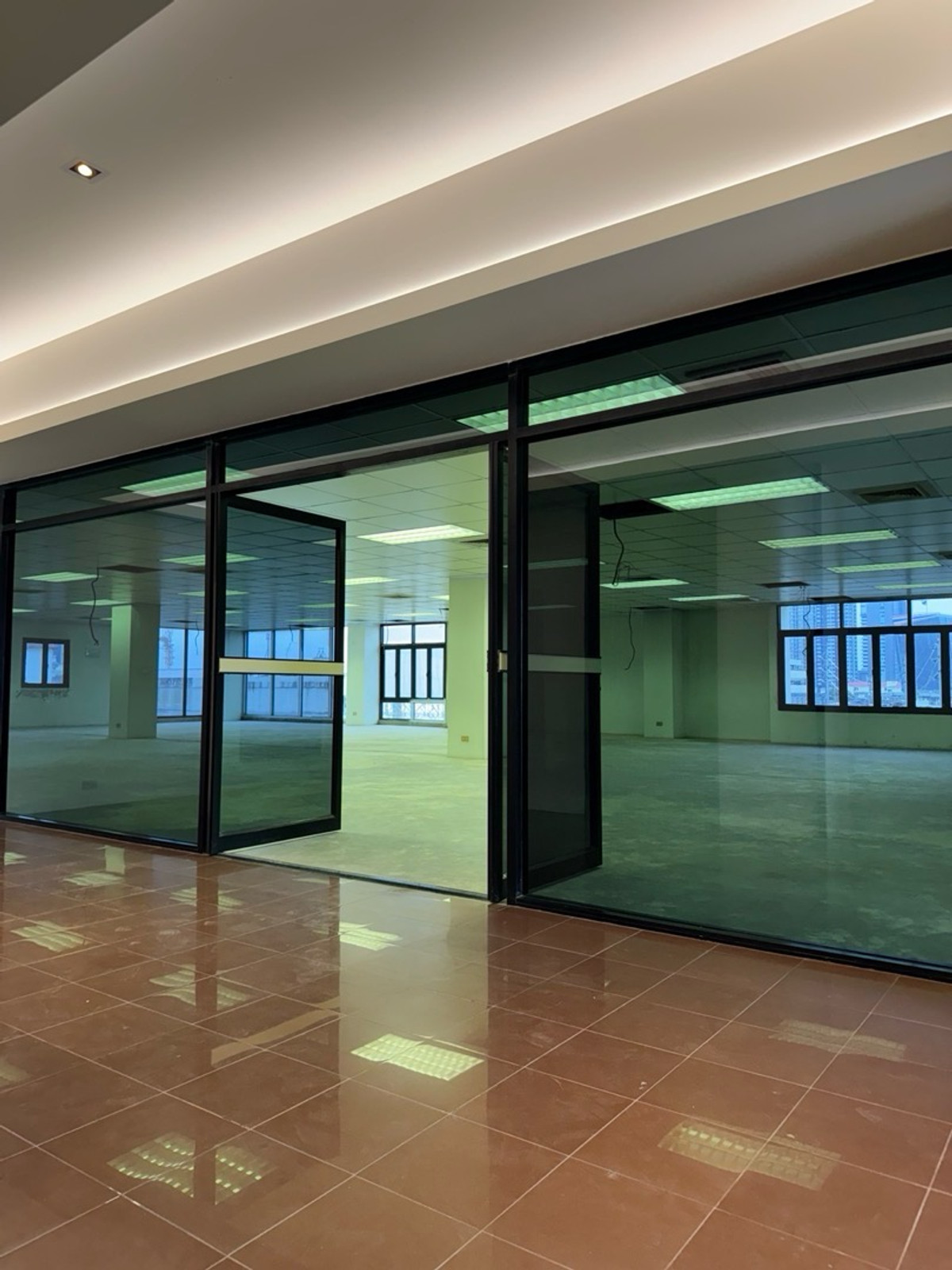 Office space, showroom, next to the main road, Ramkhamhaeng 81, starting at 350 baht / sq m, supporting parking for 200 cars, next to the Orange Line subway, SAT Station, 200 meters Loading...