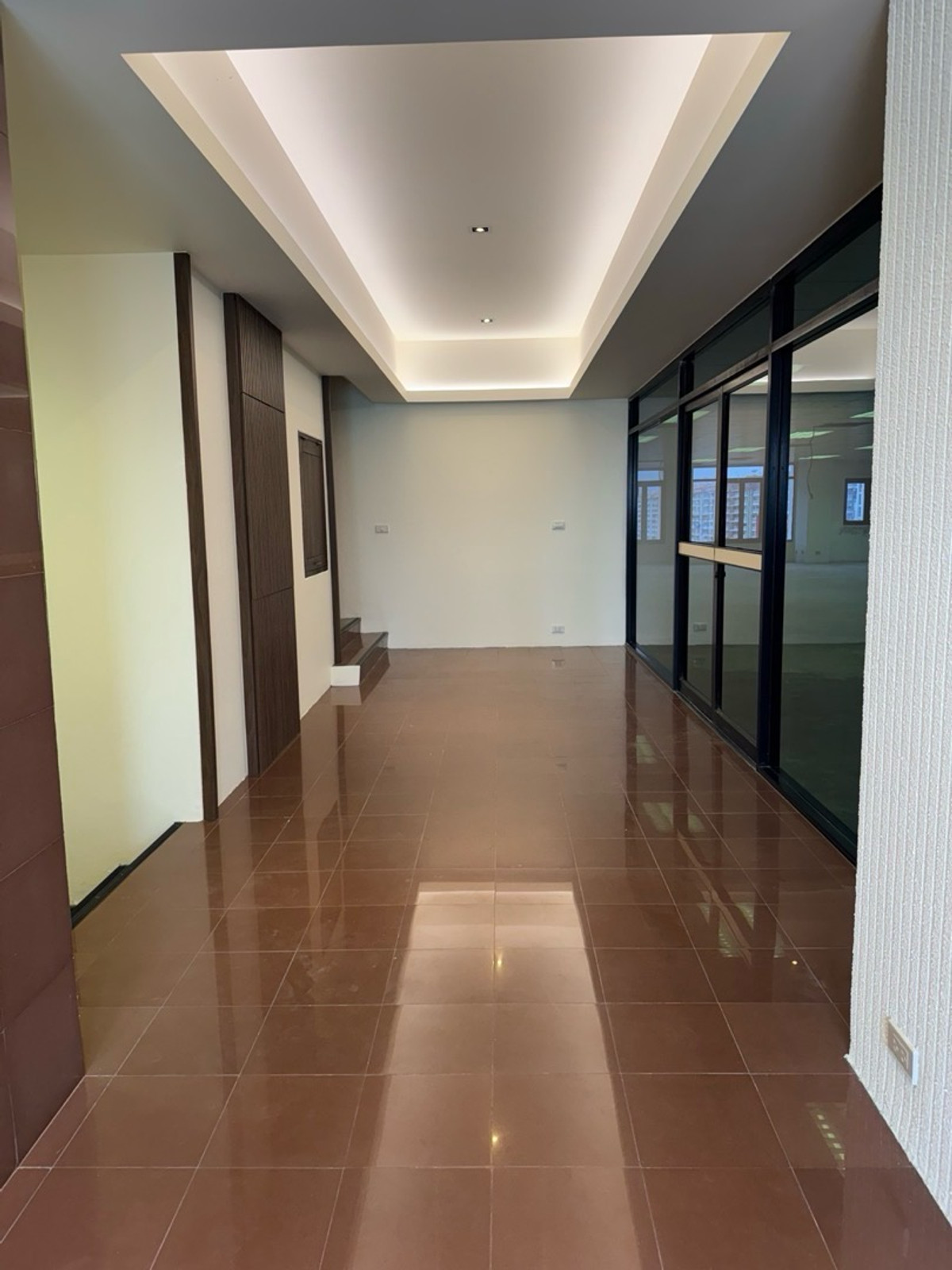 Office space, showroom, next to the main road, Ramkhamhaeng 81, starting at 350 baht / sq m, supporting parking for 200 cars, next to the Orange Line subway, SAT Station, 200 meters Loading...