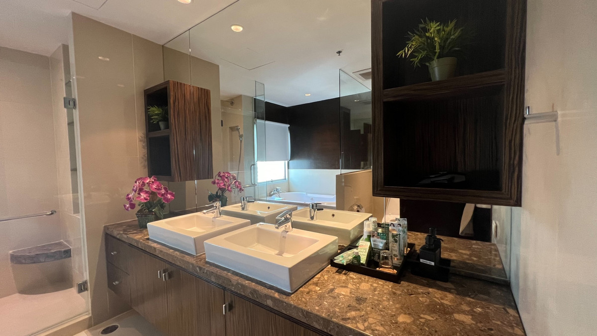 For RentCondoWitthayu, Chidlom, Langsuan, Ploenchit : ✨Penthouse condo for rent, size 275 sq m., 4 bedrooms, modern style. Fully furnished Near Lumpini Park, near BTS Ploenchit/MRT Lumpini, ready to move in.