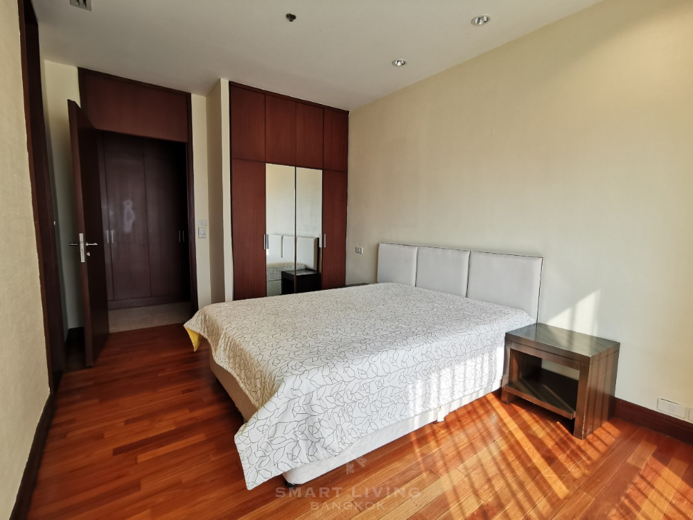ให้เช่าคอนโดวิทยุ ชิดลม หลังสวน : Huge 3 beds 230 sqm, walk to Lumpini Park only @120K