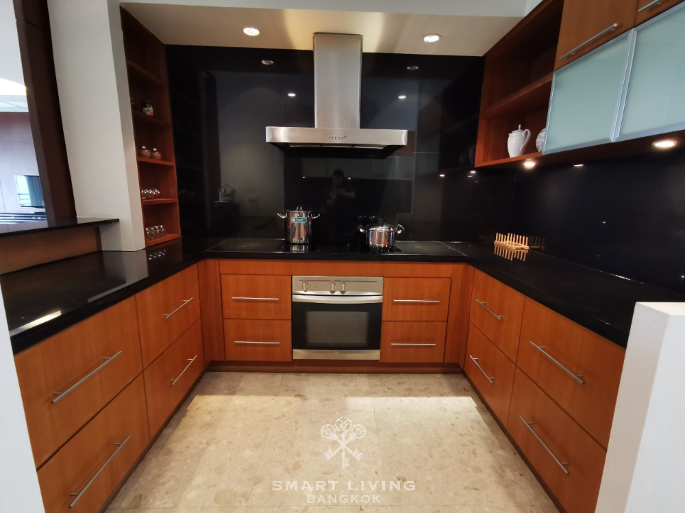 ให้เช่าคอนโดวิทยุ ชิดลม หลังสวน : Huge 3 beds 230 sqm, walk to Lumpini Park only @120K