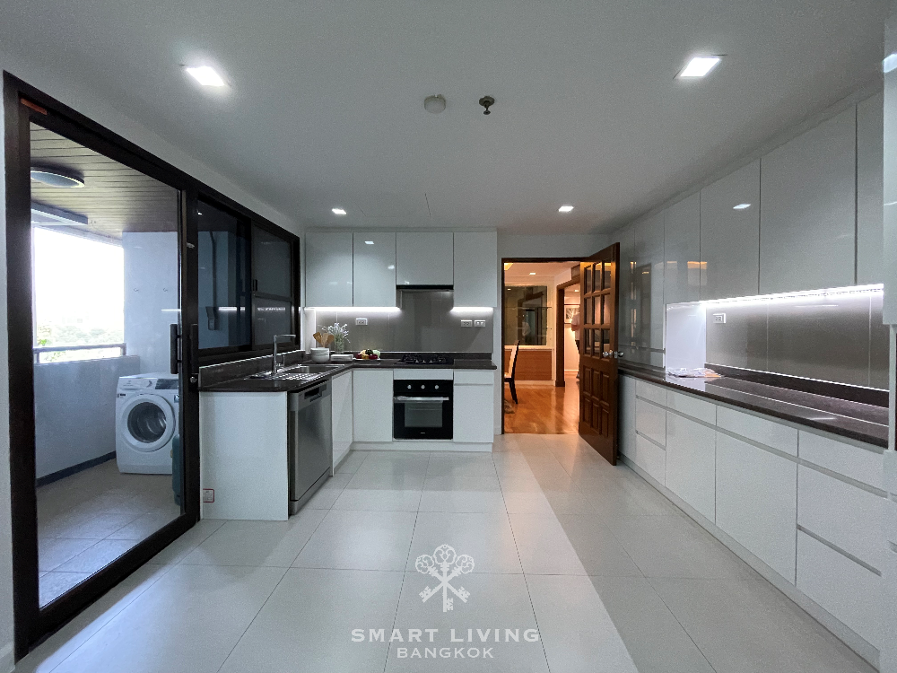 For RentCondoSukhumvit, Asoke, Thonglor : For rent 3 bedrooms + 1 Studyroom, large room near BTS Phrom Phong.