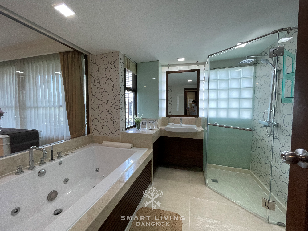 For RentCondoSukhumvit, Asoke, Thonglor : For rent 3 bedrooms + 1 Studyroom, large room near BTS Phrom Phong.