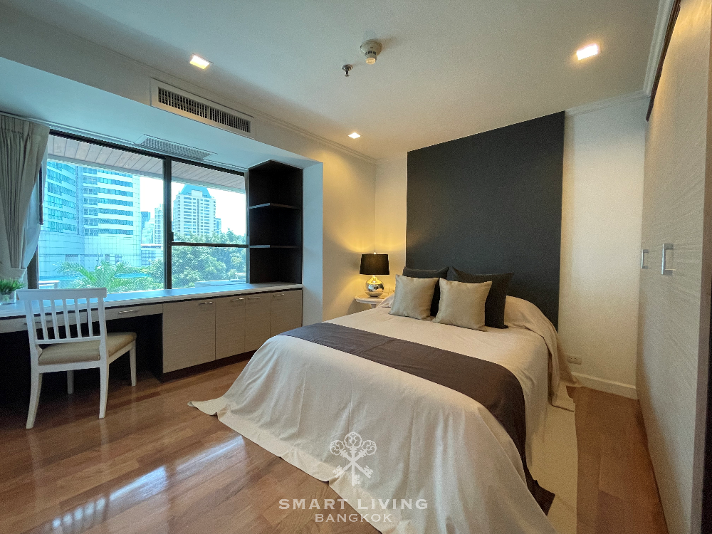 For RentCondoSukhumvit, Asoke, Thonglor : For rent 3 bedrooms + 1 Studyroom, large room near BTS Phrom Phong.
