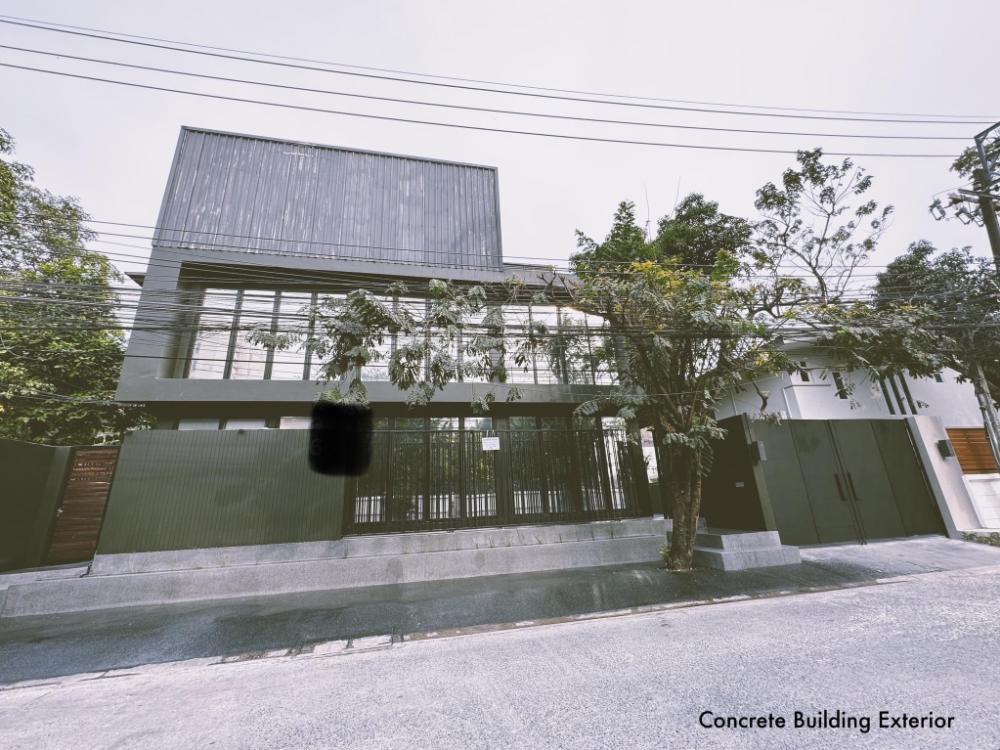For RentHome OfficeRatchadapisek, Huaikwang, Suttisan : Building 2 for rent House in the same area, 231 sq m, building area over 1200 sq m, Soi Ratchadaphisek, opposite the Criminal Court. Completely renovated, parking for 10-18 cars, 1.5 km from MRT Lat Phrao, has a goods elevator, rent 400,000/month, long-te