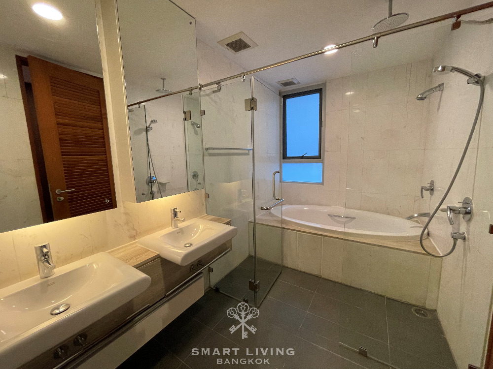 ให้เช่าคอนโดสุขุมวิท อโศก ทองหล่อ : Huge space 3bed with fully equipped appliances, near BTS Asoke, only @110K!