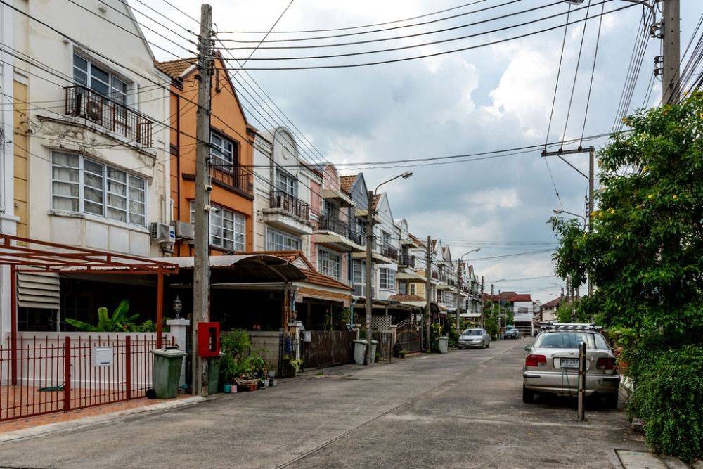 For RentTownhomeChokchai 4, Ladprao 71, Ladprao 48, : Townhome for rent, Chalisa, near MRT Lat Phrao, only 9 minutes.