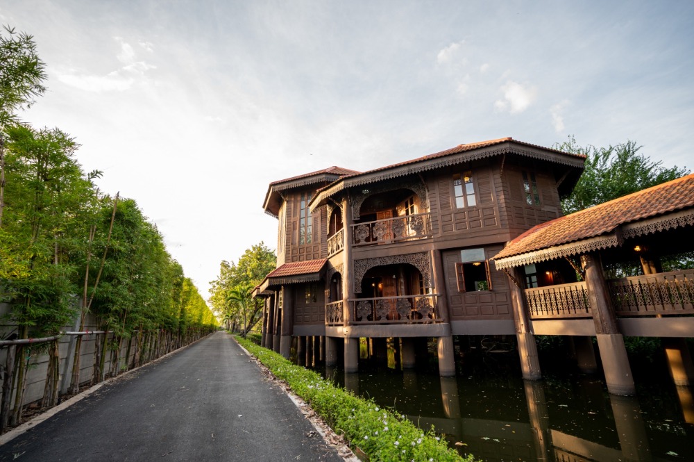 For SaleHouseLadkrabang, Suwannaphum Airport : Thai-style house applied with golden teak wood Khumthong-Lamtoiting Rd., Ladkrabang