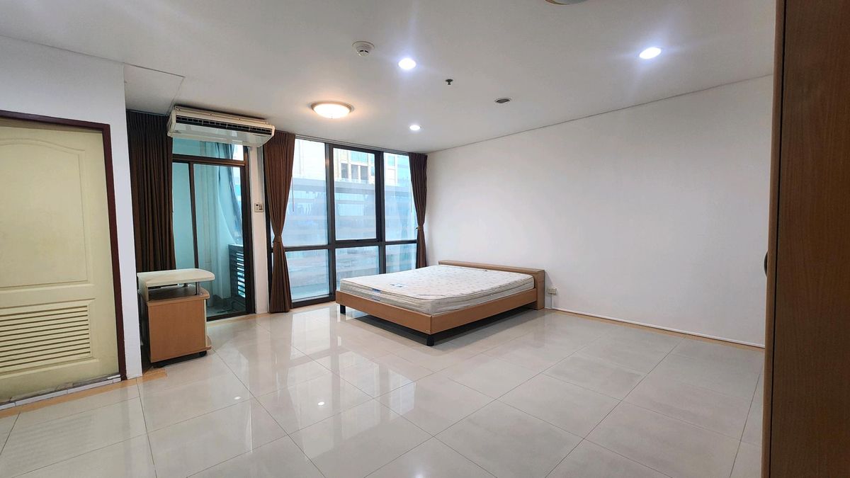 ให้เช่าคอนโดคลองเตย กล้วยน้ำไท : Lumpini Park View | ให้เช่าห้องสตูดิโอ 40 ตร.ม. แต่งเรียบๆ น่าอยู่ ทำเลสะดวกและปลอดภัยมาก อยู่ติด MRT และใกล้จุฬา