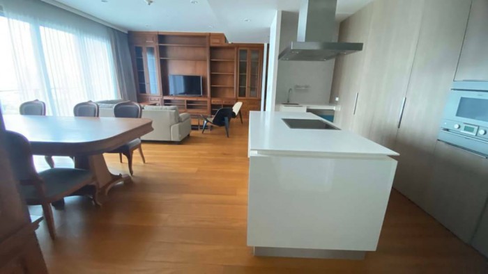 ให้เช่าคอนโดวิทยุ ชิดลม หลังสวน : 185 Rajadamri, 168 sqm. cozy Wood Built-in Furniture Three Bedrooms Condo for Rent at 185 Rajadami.