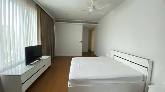 ให้เช่าคอนโดวิทยุ ชิดลม หลังสวน : 185 Rajadamri, 223.22 sqm. Spacious, Convenient Three Bedrooms and Maid Quarter Condo for Rent at 185 Rajadami