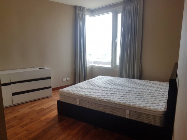 For RentCondoWongwianyai, Charoennakor : Watermark Chaophraya, Watermark Chaophraya River River Condo ,River view High floor 284 sqm 4+1 bedroom 5 bathroom 2 kikchen 1 Big livingroom 1 maid for rent Well price!!
