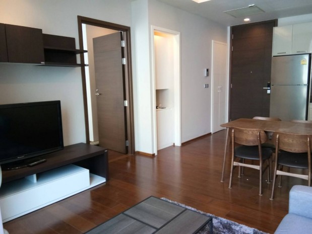ให้เช่าคอนโดสุขุมวิท อโศก ทองหล่อ : Quattro Thonglor, Quattro by Sansiri  This unit is fully furnished. Including a flat screen TV, fitted kitchen with fridge, refrigerator and microwave. Amenities are gym, swimming pool, garden, CCTV, parking, keycard entrance and 24 hours security guard.