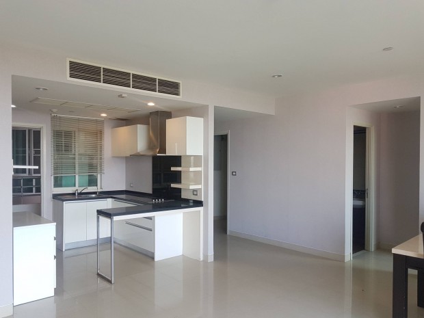 ขายคอนโดวงเวียนใหญ่ เจริญนคร : Watermark Chaophraya, Watermark Chaophraya River Condo ,River view low floor 145 sqm 3 bedroom 3 bathroom 1 maid  for sale Well price!!