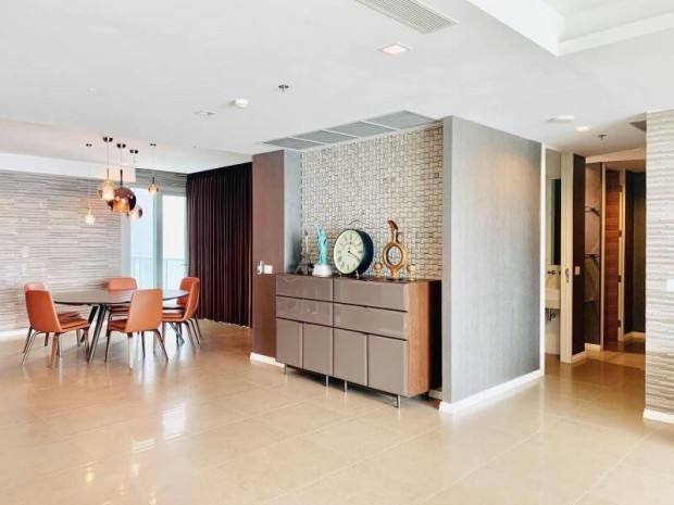 ขายคอนโดวงเวียนใหญ่ เจริญนคร : The River, 232 sqm. Nice view, Beautiful, Elegant, 3+1 Bedrooms Condo for SALE at The River.