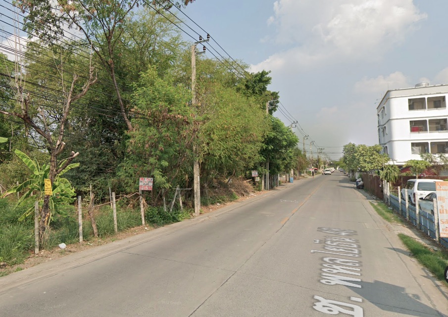 For SaleLandNawamin, Ramindra : Empty land 200 square wa. Next to Soi Phaholyothin 48, near Chamchuri, on the way to Thommit, beautiful plot, near the Pink Line BTS, km. 4 station.