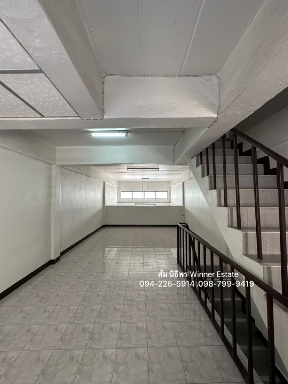 For SaleShop HouseMahachai Samut Sakhon : Commercial building for sale, 3.5 floors, Siwarat 3 Project, on Main Road, newly renovated, close to the community, trading area, good location.